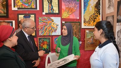 بالصور.. التعليم تفتتح معرض للتربية الفنية بديوان عام الوزارة