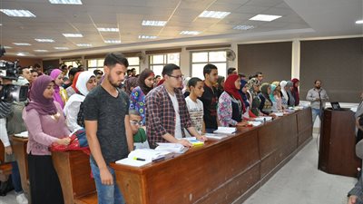 محاضرات جامعة حلوان تبدأ بدقيقة حداد على أرواح شهداء الشرطة  بطريق الواحات