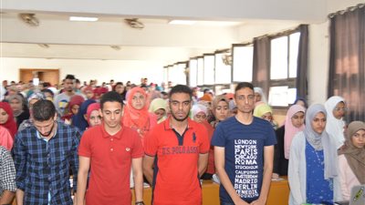 بالصور.. طلاب جامعة عين شمس يقفون دقيقة حداد على أرواح شهداء الوطن