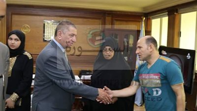 محافظ كفرالشيخ يكرم أسرة شهيد 