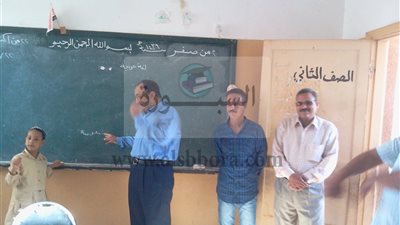 مدير تعليم إسنا بالأقصر يحضر طابور الصباح بمدرسة جزيرة الكيمان