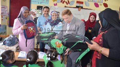 محافظ الإسماعيلية يوزع 1000 شنطة مدرسية على طلاب المدارس
