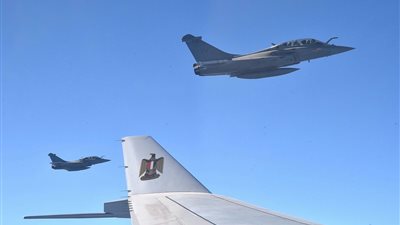 بالصور.. لحظة استقبال الرافال المصرية والفرنسية طائرة السيسى بباريس