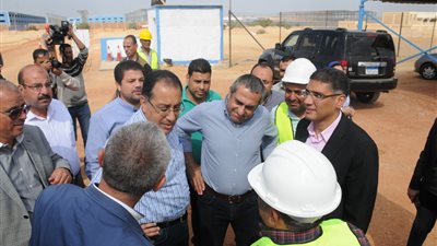 وزير الإسكان يتفقد 6 ملايين م2 صناعية يتم تجهيزها بمدينة العاشر من رمضان​