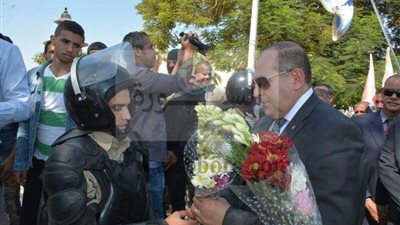 بالصور.. محافظ سوهاج يهدى لجندى 