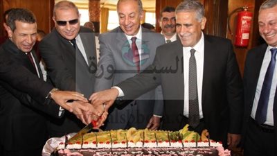 محافظ البحر الاحمر يشيد بشباب جامعة عين شمس