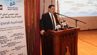 رئيس جامعة عين شمس يطالب بالاهتمام بمعلم المرحلة الابتدائية والعودة إلى التقاليد التربوية الأصيلة