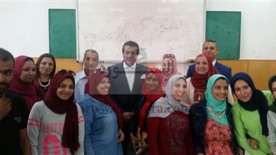 بالصور.. جولة تفقدية لوزير التعليم العالى لمعهد للخدمة الاجتماعية  بالإسكندرية