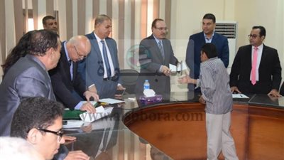 محافظ بني سويف يسلم 21 عقد عمل للأشخاص ذوي الإعاقة 