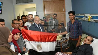 الخشت برفقة عدد من الطلاب فى زيارة لمصابي  العملية الإرهابية بالواحات 