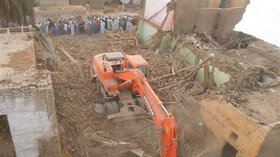 محافظ الاقصر  يخلى 5 منازل خطرة لازالتها  بإرمنت  