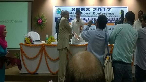 د صابر يتسلم الجائزة