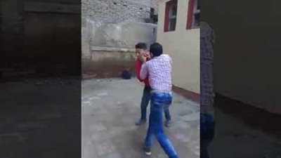 بالفيديو : طالب يذبح زميله بـ 