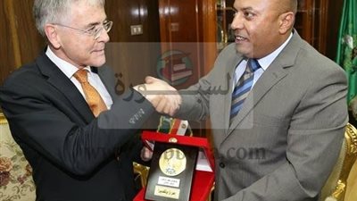 محافظ المنوفية يهدي درع المحافظة للسفير الألماني وهاني عازر