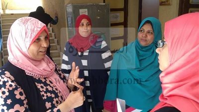 أعضاء المجلس الاستشاري للشباب داخل مدارس الخارجة لبحث معوقات التعليم بالمحافظة