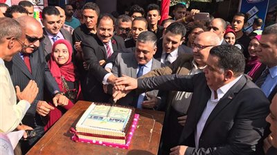 قيادات جامعة عين شمس تفتتح المعرض الثالث 