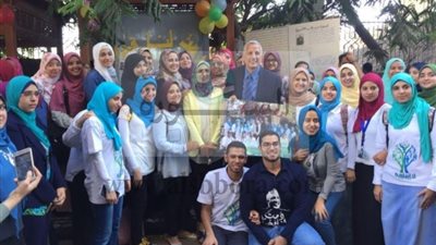 طلبة العلاج الطبيعي بجامعة القاهرة يكرمون عميد الكلية الدكتور علاء بلبع