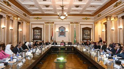 جامعة القاهرة تشكل لجنة متخصصة لمراجعة المنشآت الجامعية.. والخشت : إجراءات حاسمة على خلفية سقوط سقف المطبعة وإصابة عامل