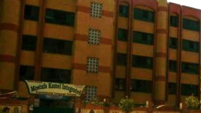 فناء مدرسة مصطفى كامل التجريبية بالعمرانية يشهد اعتداء على معلم وسط زملائه