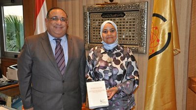 رئيس جامعة حلوان يكرم مدرس بكلية الاداب عن نشررسالتها دوليا بفرنسا 