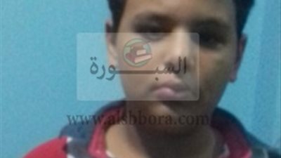 بالصور.. معلم يلقن تلميذ علقة موت داخل الفصل 