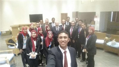 رئيس جامعة القاهرة يعقد جلسة حوارمع طلاب الجامعة المشاركين بفاعليات منتدي الشباب العالمي بشرم الشيخ