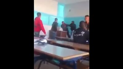 فيديو طالب يعتدي علي معلمه داخل الفصل يهز الوطن العربي 
