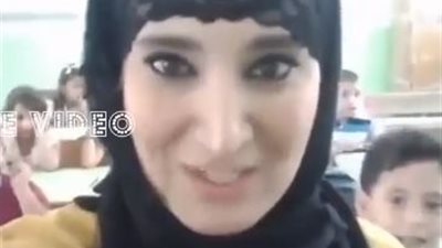 بالفيديو| وزارة التعليم الجزائرية تريد معاقبة هذه المعلمة.. تعرف على السبب