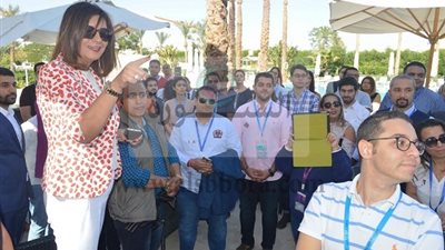 وزيرة الهجرة تلتقي شباب المصريين بالخارج على هامش منتدى شباب العالم