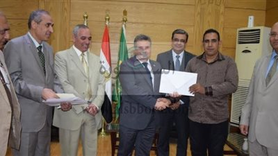  رئيس جامعة بنها يكرم عاملان بالمدن الجامعيه