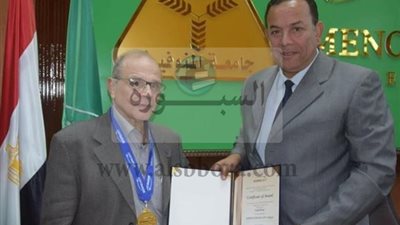 رئيس جامعة المنوفية يكرم أحمد الحملاوى