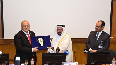 بالصور.. الشيخ سلطان القاسمي يزور معهد الأورام القومي بجامعة القاهرة ويتبرع للمعهد بمبلغ 160 مليون جنيه