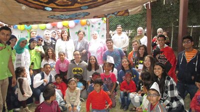 طلاب الجامعة الأمريكية ينظمون حفلا ترفيهيا لأطفال مركز ذوى الإحتياجات الخاصة بجامعة عين شمس