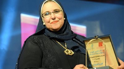 المجلس القومى للمرأة يهنئ عميدة 