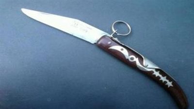 بعد تعرضه للموت.. نقل طالب تعدى على معلمه بمطواة   