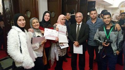 بالصور.. المعهد الدولي للإعلام بالشروق يحصد جائزة أفضل صحيفة تدريبية علي مستوي الجامعات