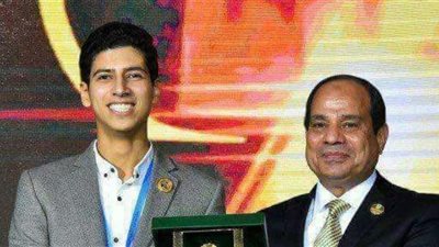 السيسي يكرم طالب من برنامج 