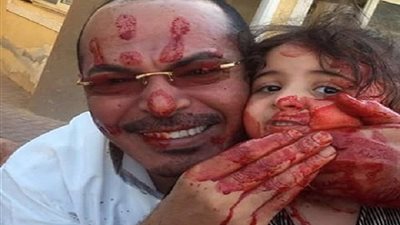 بالفيديو والصور : مدرس تاريخ يتحول الي مصاص دماء ويتقمص الشخصيات التاريخية ..الفلوس تعمل كتير