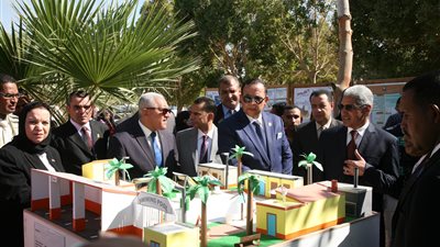 رئيس جامعة جنوب الوادي يتفقد معرض المشروعات الطلابية بكلية الآداب