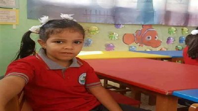 مصرع طفلة تحت أتوبيس المدرسة أمام منزلها بالعبور