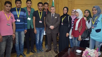 رئيس جامعة بنها يستقبل عدداً من الطلاب ويطالبهم بمكافحة الفساد