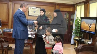 محافظ كفرالشيخ يكرم أسرة 