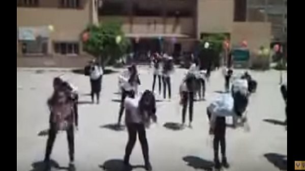 اثناء رقص الطالبات