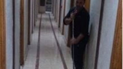 الخشت يأمر بمكافأة 1000 لعامل نظافة