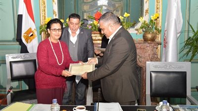 بالصور.. تكريم أعضاء هيئة التدريس المشاركين بحملات التوعية بجامعة عين شمس