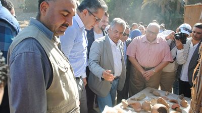وزير الاثار ورئيس جامعة عين شمس فى جولة تفقدية لاعمال الحفر بعرب الحصن 