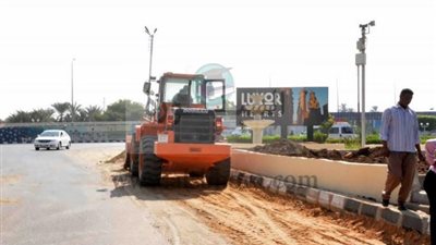 رئيس مدينة البياضية يتابع تجميل محور مدخل الأقصر