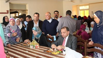 رئيس جامعة بنى سويف: يتناول طعام الغذاء مع طالبات المدينة الجامعية 