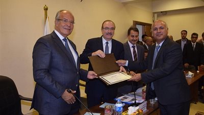 وزير التنمية المحلية ومحافظ بني سويف يكرمان عدد من التنفيذيين المتميزين في أداء مهامهم في تحسين مستوى الخدمات  