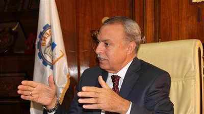 فريق طبي للكشف على تلميذات 